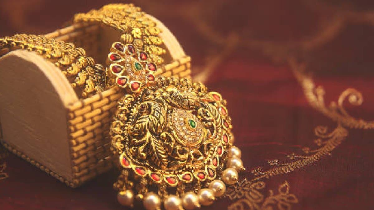 Gold rate huge change in one day Check 22 and 24 Carat Gold Price On 4 november