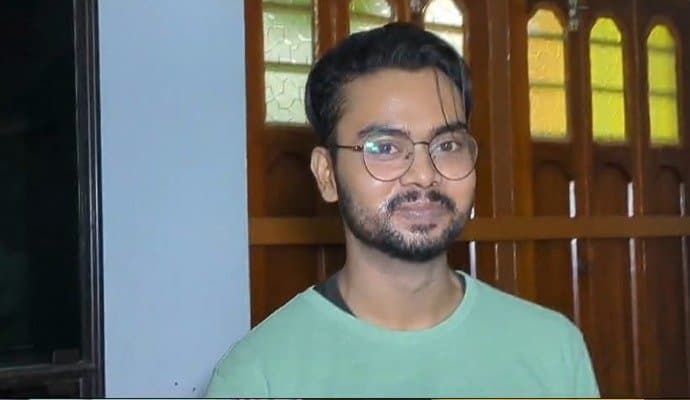 Hooghly: স্বস্তির নিঃশ্বাস! অগ্নিগর্ভ বাংলাদেশ থেকে বাড়ি ফিরলেন ডানকুনির ডাক্তারি পড়ুয়া, ভাগ করলেন অভিজ্ঞতা 