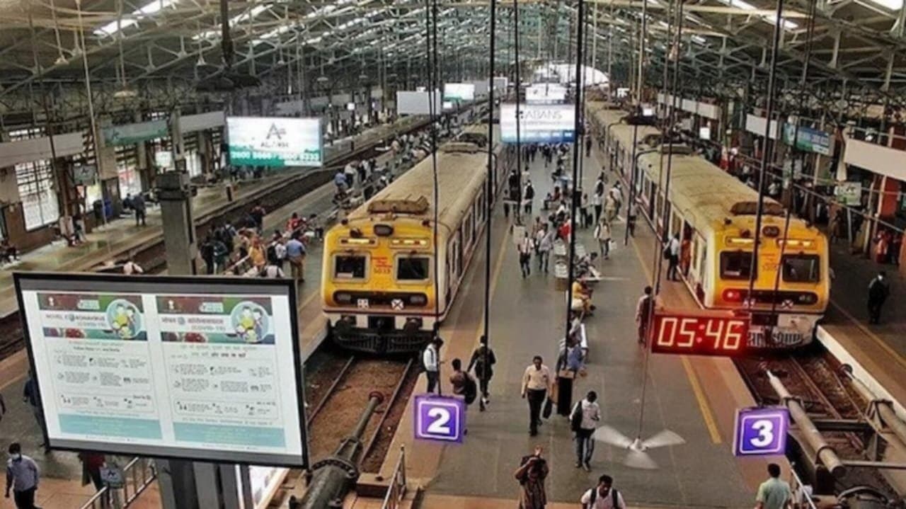 Mumbai: চলন্ত লোকাল ট্রেনের ধাক্কায় মৃত্যু মুম্বইয়ের ৩ রেলকর্মীর 