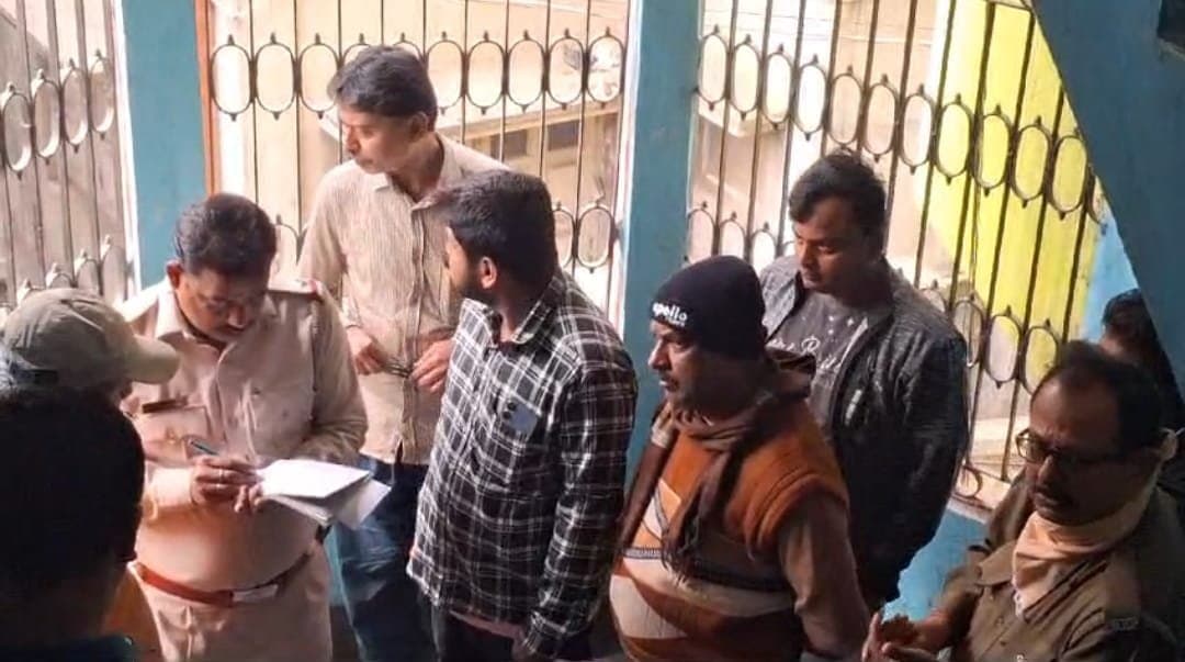 BODY: বহরমপুরের লজ থেকে ব্যবসায়ীর দেহ উদ্ধার ঘিরে চাঞ্চল্য 
