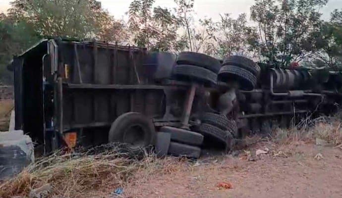 Andhra Pradesh: নিয়ন্ত্রণ হারিয়ে উল্টে গেল লরি, মৃত ২ 