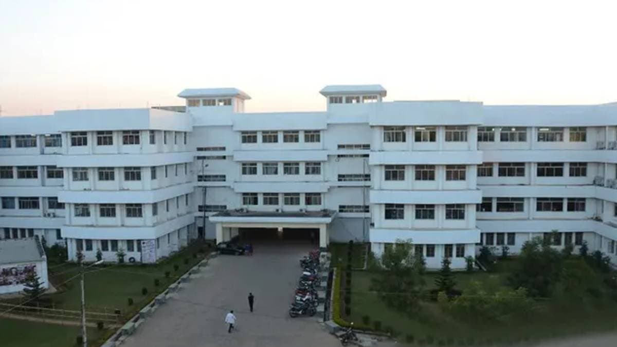 ত্রিপুরা মেডিক্যাল কলেজের অধ্যাপিকার বিরুদ্ধে পরীক্ষায় ঘুষ গ্রহণের অভিযোগ