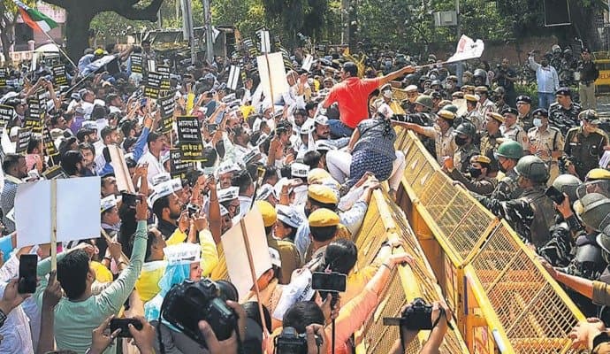 AAP: কেজরিওয়ালের গ্রেপ্তারিতে ক্ষোভে ফুঁসছে আপ, যানজট রাজধানীর রাস্তায় 