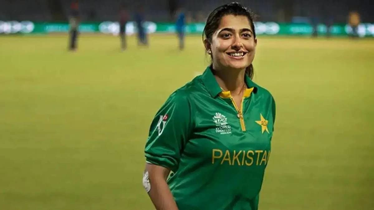 Ex pakistan captain sana mir creates controversy