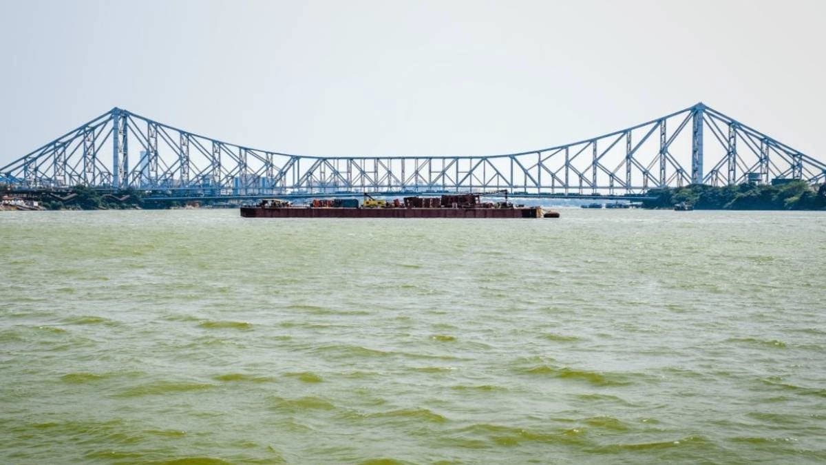 Howrah bridges daily erosion and dirt due to gutkha spitting