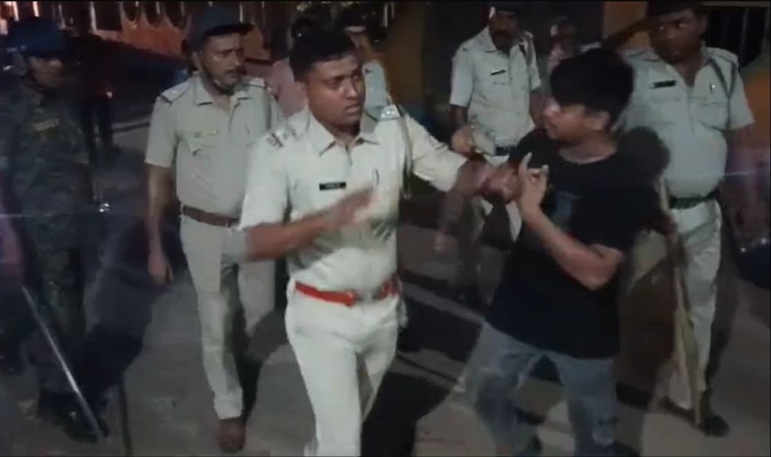 Bomb :  রঘুনাথগঞ্জের গ্রামে বোমাবাজি, এলাকায় বিশাল পুলিশ বাহিনী 