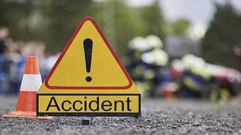 One killed one injured in Bus Accident in Chingrighata Kolkata