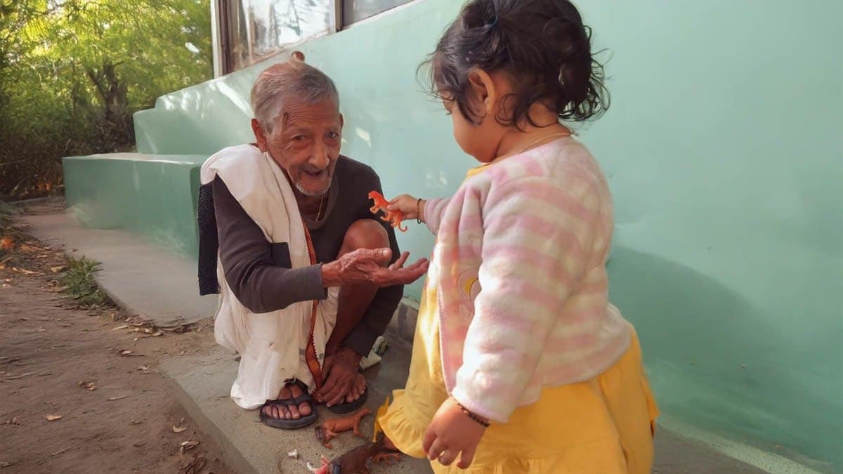 দাদু-প্রপৌত্রীর মিষ্টি সম্পর্কে বুঁদ নেটপাড়া, ভাইরাল এই ভিডিও দেখলে মন ভালো হতে বাধ্য
