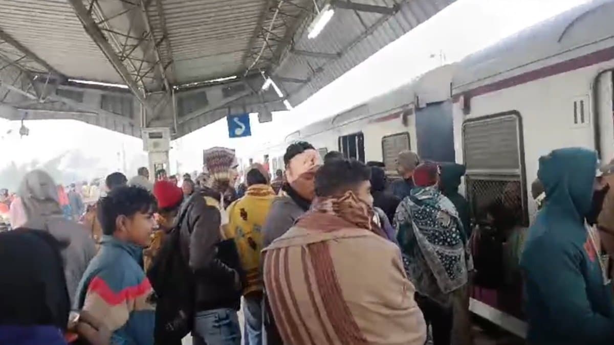 Fire caught on a local train at Sondalia station, service interrupted gnr