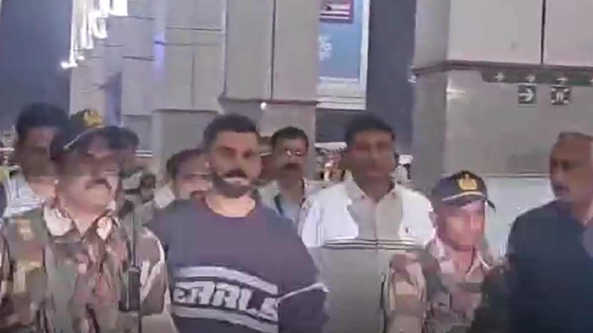Ind vs Eng fans greet virat kohli rohit sharma as indian odi team lands in nagpur spt