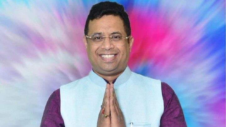 Saumitra Khan: এবার তৃণমূল নেতাকে পায়ে হাত দিয়ে প্রণাম সৌমিত্রর, রাজনৈতিক জল্পনা শুরু 