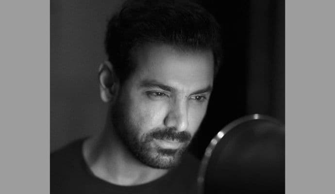 John Abraham: জন আব্রাহামের ফোন তোলেন না প্রযোজকেরা? ‘ধুম’ তারকার কোন বিষয়ে যোগ্যতা নিয়ে উঠছে ‘প্রশ্ন’?  