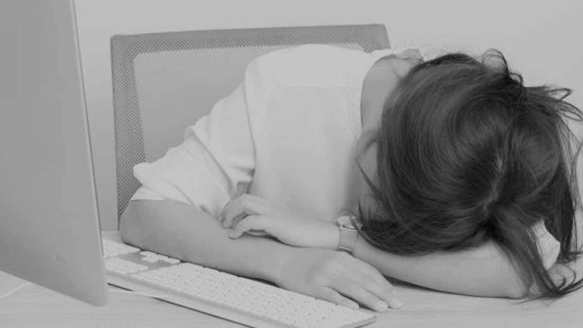 Woman Dies After Falling Off Chair In Office in Lucknow_gnr