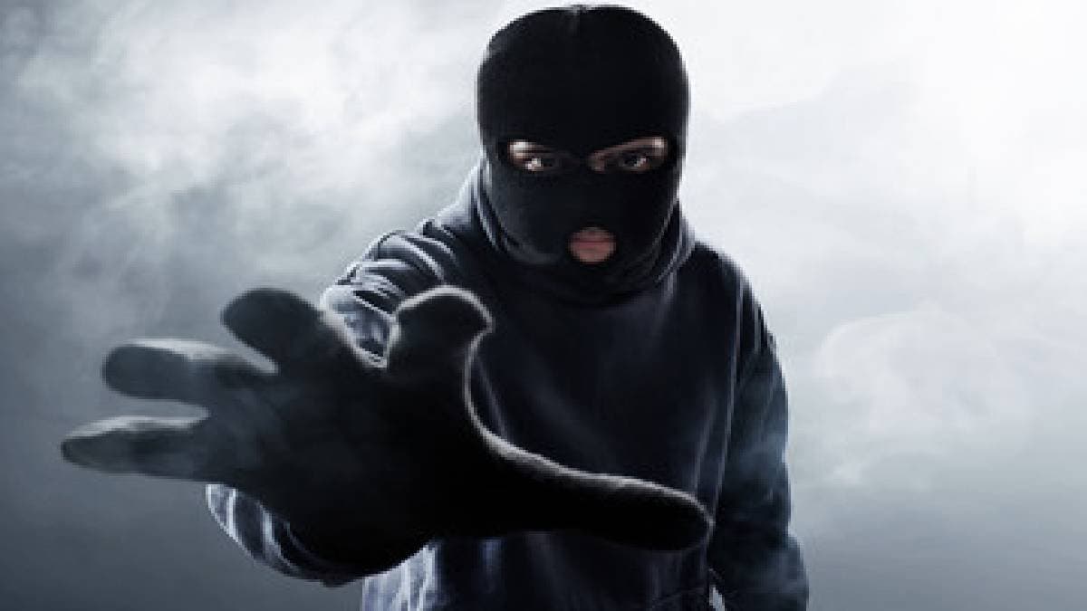 gang of thieves came to steal looted and ate food and drank alcohol in householders house at burdwan 