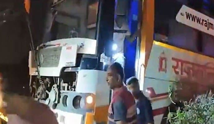 Gujarat: টায়ার ফেটে বিপত্তি, বাসের পিছনে সজোরে ধাক্কা ট্রাকের, গুজরাটে ভয়াবহ দুর্ঘটনায় মৃত ৬ 