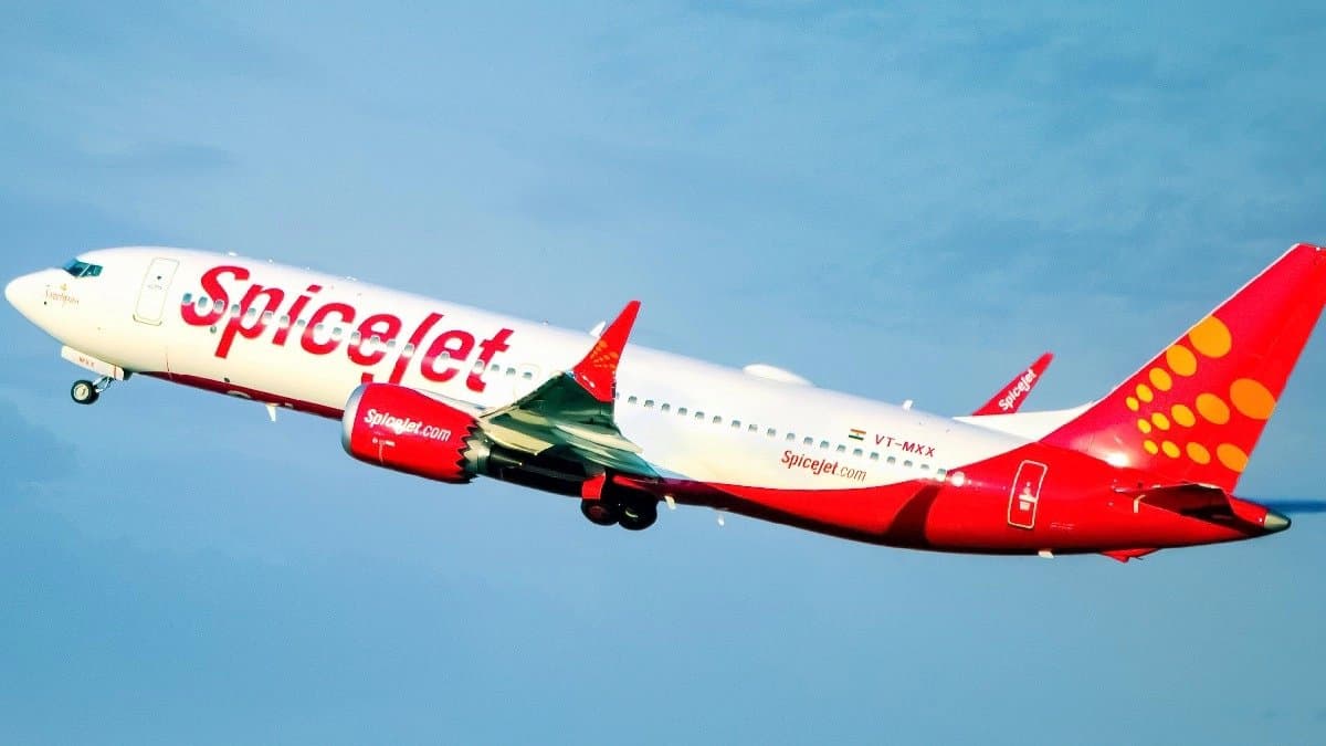 In Mid Air  SpiceJet aircrafts window frame dislodges