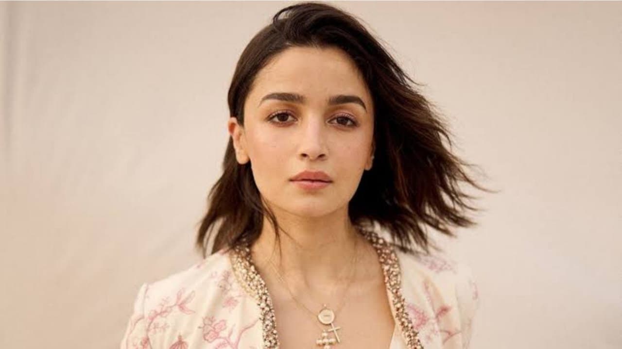 Alia Bhatt burns her hand while baking with mother Soni Razdan