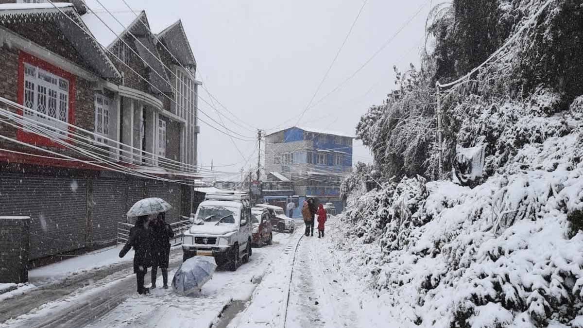 Gang robs Delhi shopkeeper of 50000 rupees at gunpoint to fund their hill trip gnr