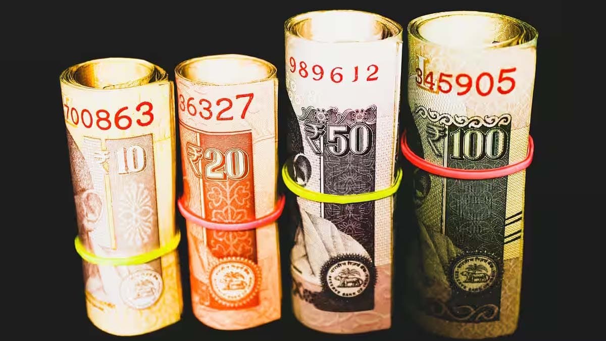 Invest Rs 15 lakh in FD for five years know the comparison of returns of SBI PNB HDFC ICICI Bank and Post Office