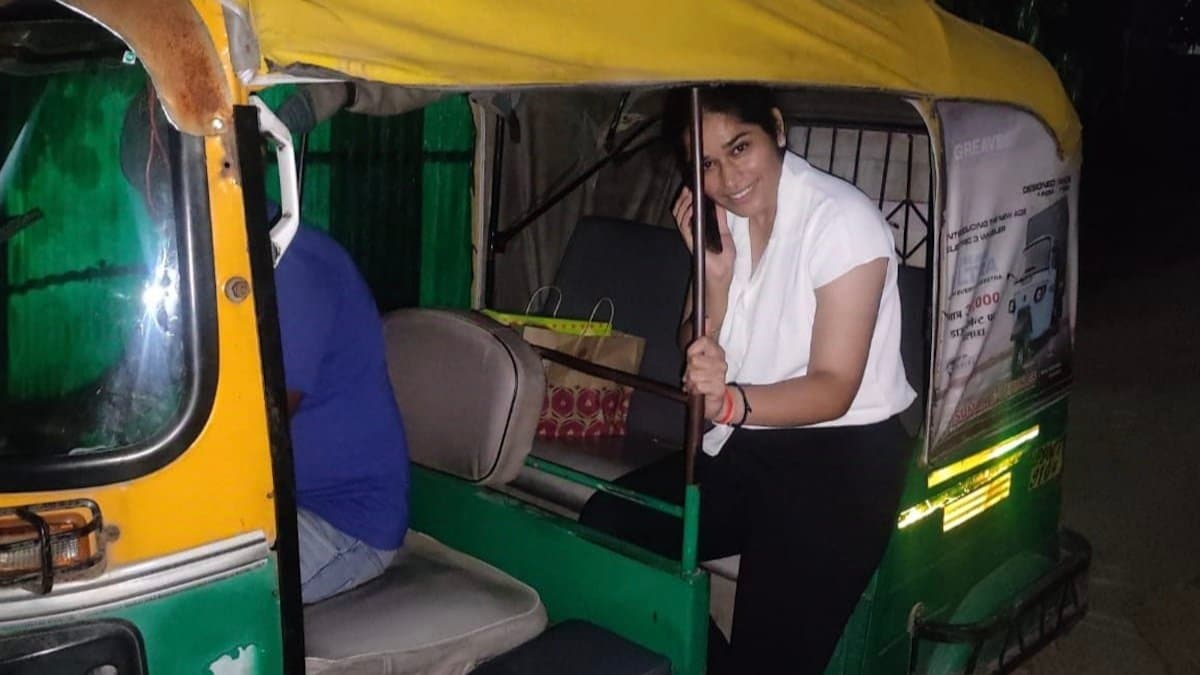 Woman Cop, Disguised As Tourist, Takes Late Night Stroll. Then This Happens gnr