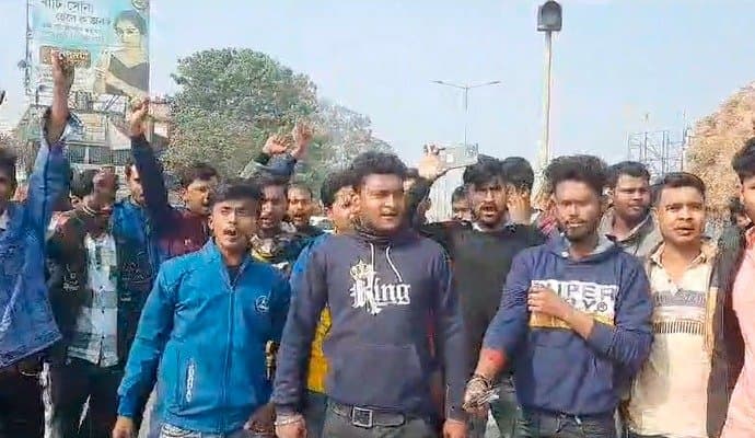 কেন্দ্রের নতুন পরিবহন নীতির প্রতিবাদে মুর্শিদাবাদের বিভিন্ন প্রান্তে জাতীয় সড়ক অবরোধ ট্রাক চালকদের 