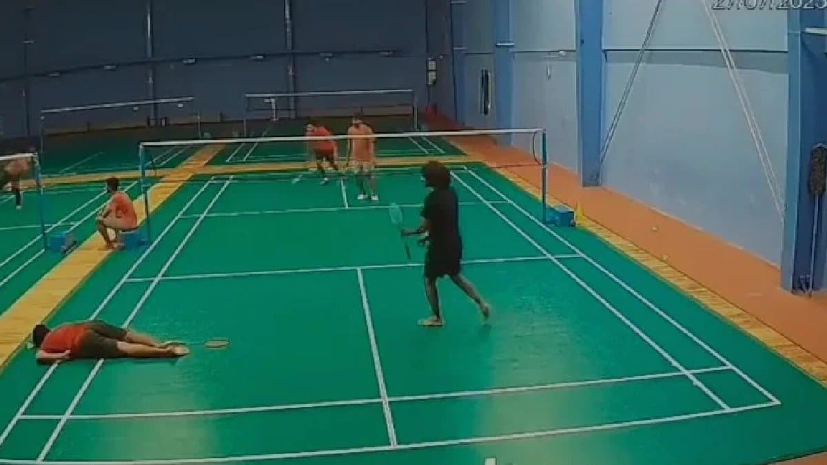 Youth was playing Badminton In Hyderabad collapsed and died On Camera
