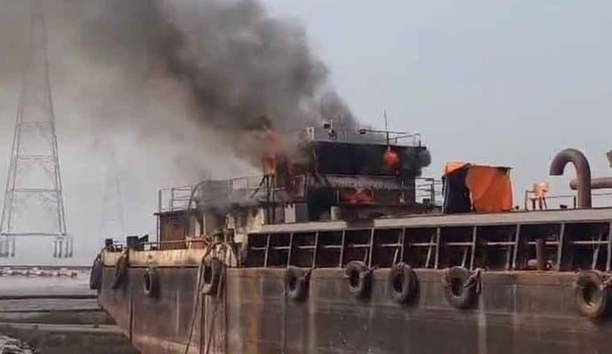Fire: হলদিয়া ডকের অদূরে বাংলাদেশি জাহাজে আগুন