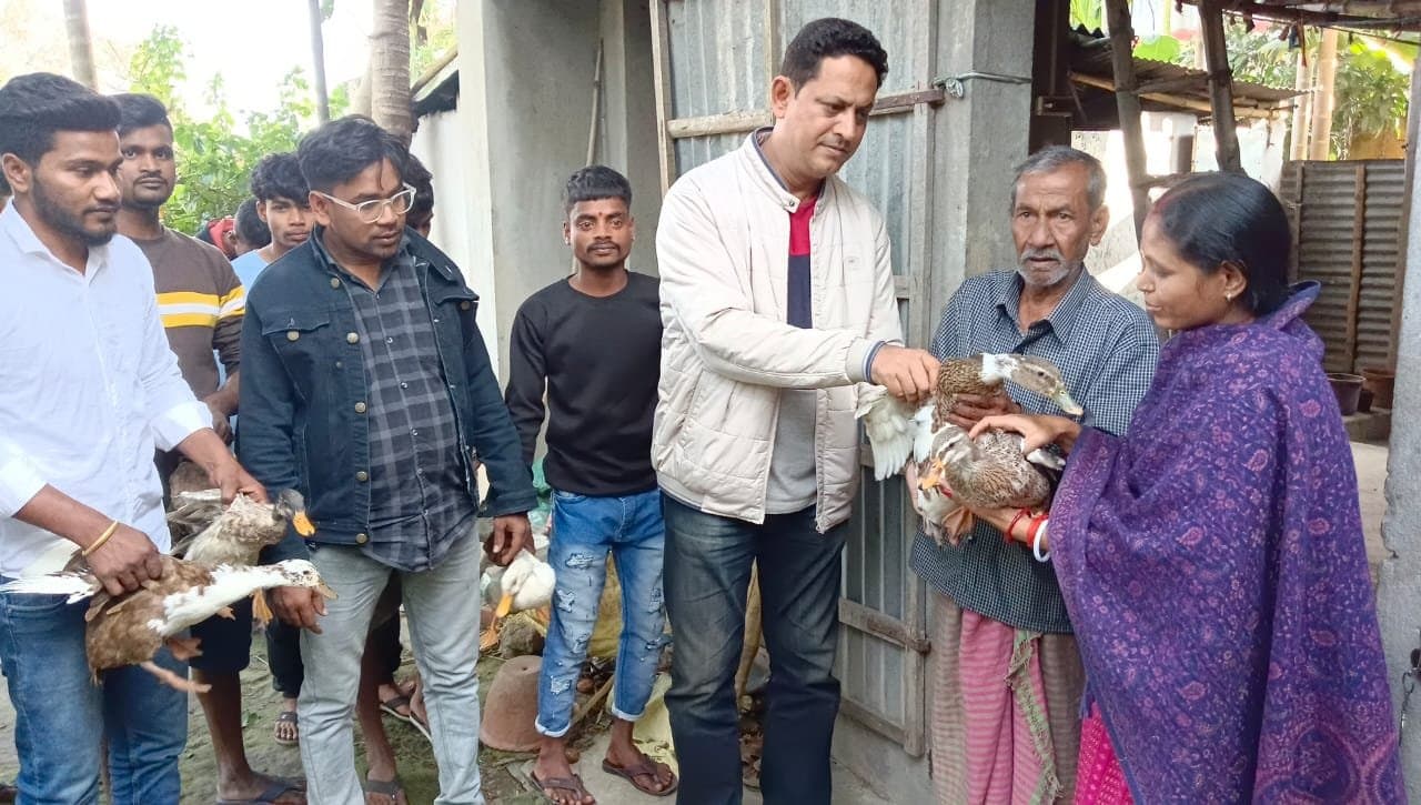 হাঁস দিয়ে গৃহবধূর পাশে হুগলি মৎস্য ও প্রাণীসম্পদ দপ্তর