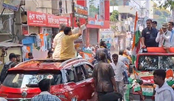 নির্বাচনী প্রচারে সৌজন্য, অধীরকে ফুল ছুঁড়লেন বহরমপুরের বিজেপি প্রার্থী
