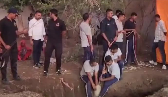 Gujarat:‌ বোরওয়েলে পড়ে গিয়েছিল দেড় বছরের শিশুকন্যা, ১৫ ঘণ্টার চেষ্টায় উদ্ধার করা গেলেও বাঁচানো গেল না