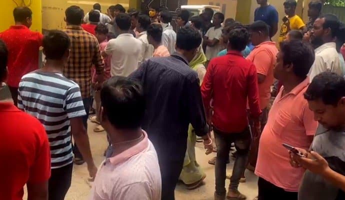 ধুলিয়ানে বেসরকারি স্কুলে আগুন, চাঞ্চল্য গোটা এলাকায় 