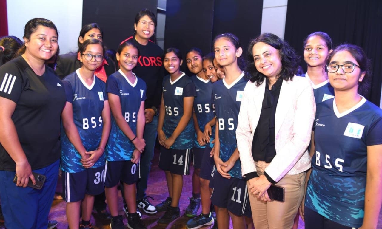 Tata Steel Marathon: টাটা স্টিল ম্যারাথনের প্রচারে স্কুলের ফিটনেস কর্মশালায় ঝুলন গোস্বামী