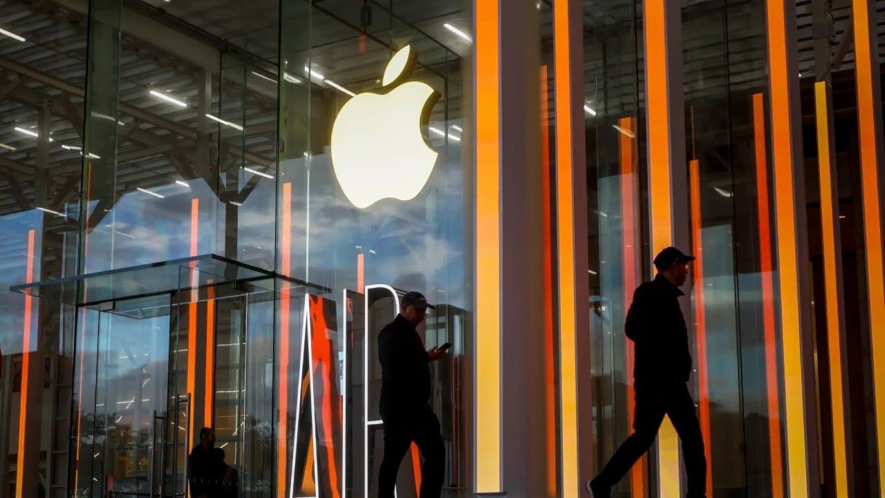 ১৪০ বিলিয়ন ডলার আয়ের পরেও কর্মী ছাঁটাই করল অ্যাপল