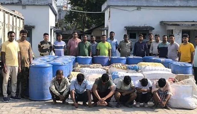 Arrest: ‌কয়েক কোটি টাকার জাল মদ ও মদ তৈরির সরঞ্জাম বাজেয়াপ্ত, গ্রেপ্তার ছয়