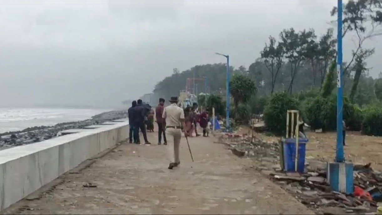 Tourists who had been Digha to witness cyclone Dana were returned gnr 