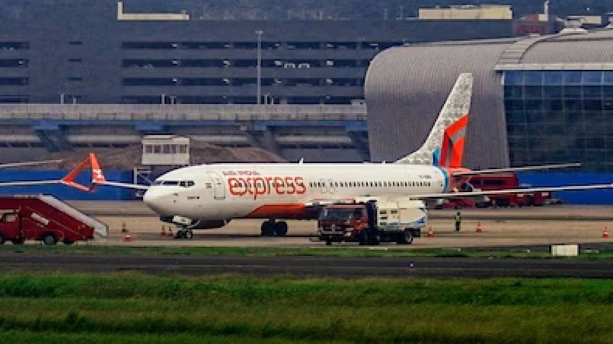 Flyer Romances Young Woman On Flight