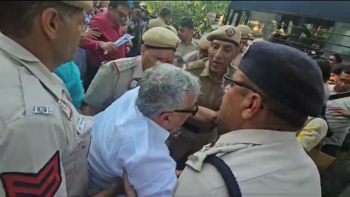 Protesting:‌ কমিশনের সামনে তৃণমূলের ধর্না ১৫ মিনিটে তুলে দিল পুলিশ, টেনেহিঁচড়ে বিক্ষোভরত সাংসদদের থানায় নিয়ে যাওয়া হল