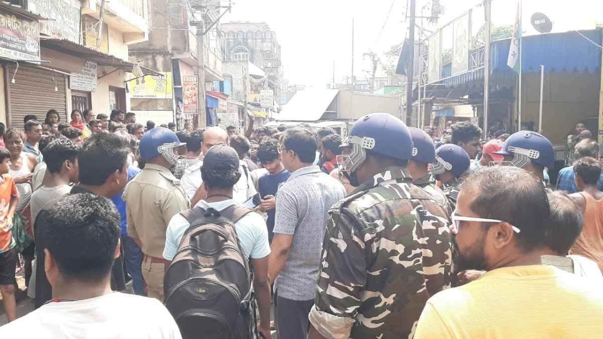 Road accident in Hoogly crate panic 