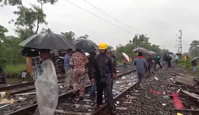 Kanchanjanga Express Accident: ‌দুর্ঘটনার পর আপ লাইনে ধীর গতিতে ট্রেন চললেও ডাউনে চলছে কাজ 