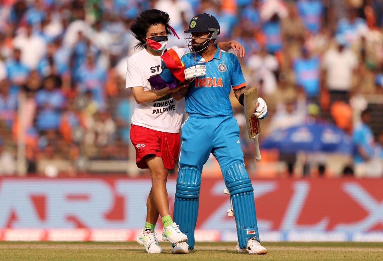 World Cup Final: মোতেরার রং নীল, নিরাপত্তার বেষ্টনী ভেঙে মাঠে প্যালেস্টাইন সমর্থক