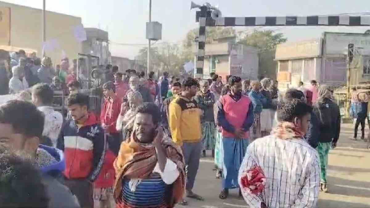 local people of farakka stages protest in railway truck gnr