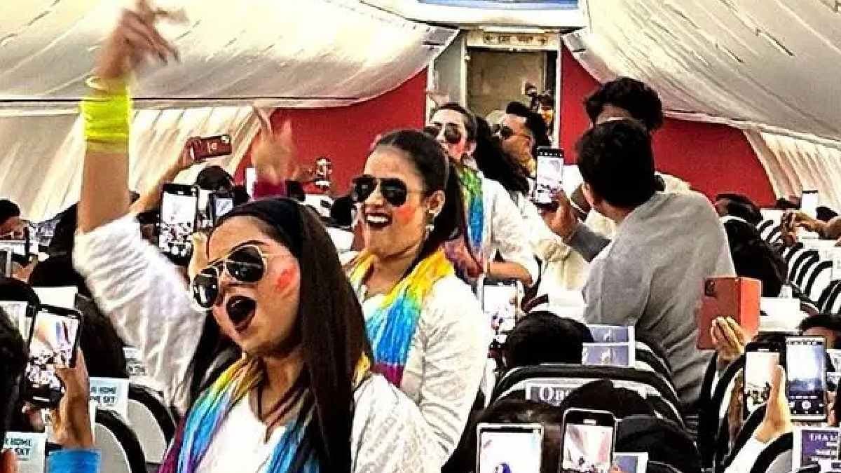 SpiceJet crew celebrated Holi with a dance to Balam Pichkari before takeoff