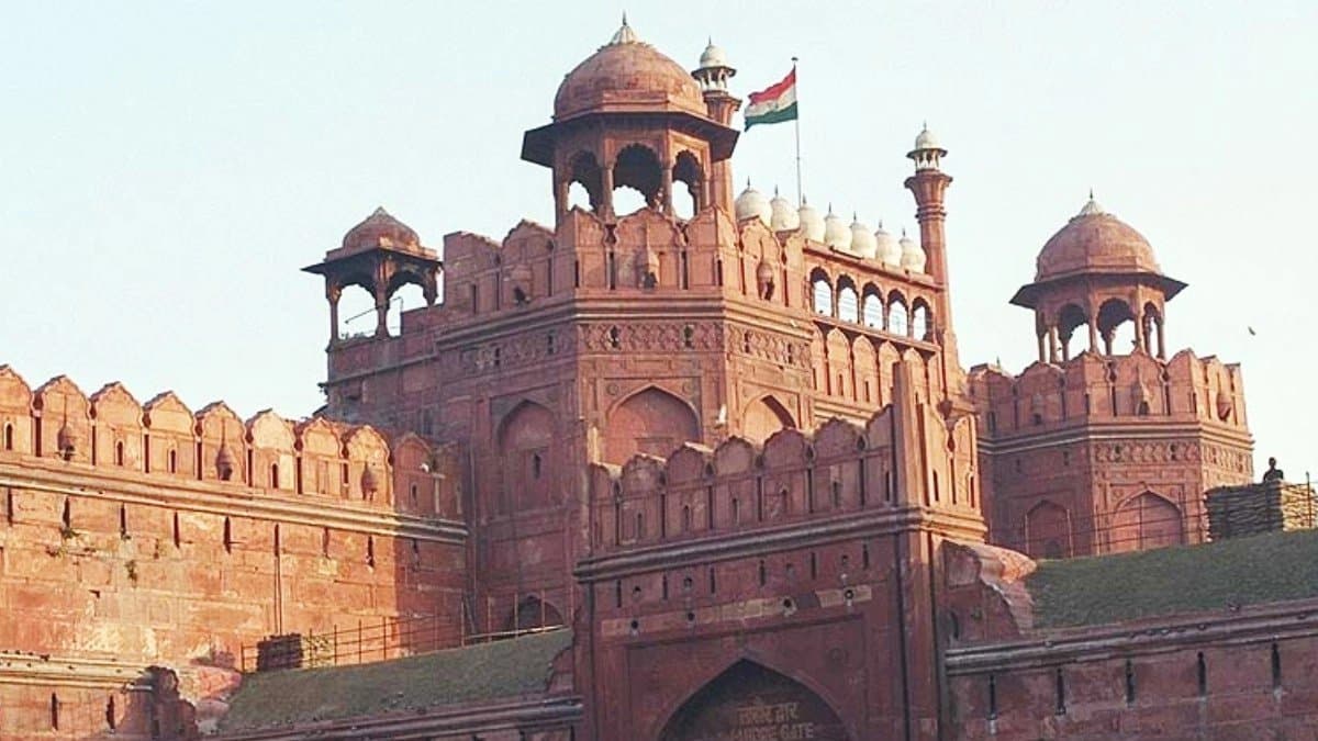 Five Arrested For Forcibly Trying To Enter Red Fort Delhi Police said Bangladeshi illegal immigrants