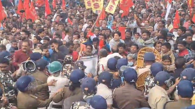 বামেদের জেলাশাসকের অফিস অভিযান, আইন অমান্য আন্দোলন কর্মসূচি ঘিরে রণক্ষেত্র বহরমপুর 