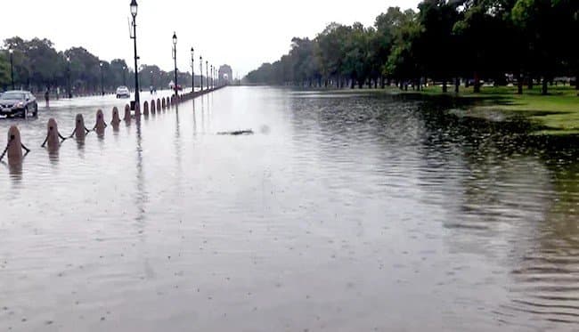 Delhi: ৮৮ বছরের রেকর্ড ভাঙা বৃষ্টিতে দুর্ভোগ দিল্লিতে, মৃত বেড়ে ১১ 