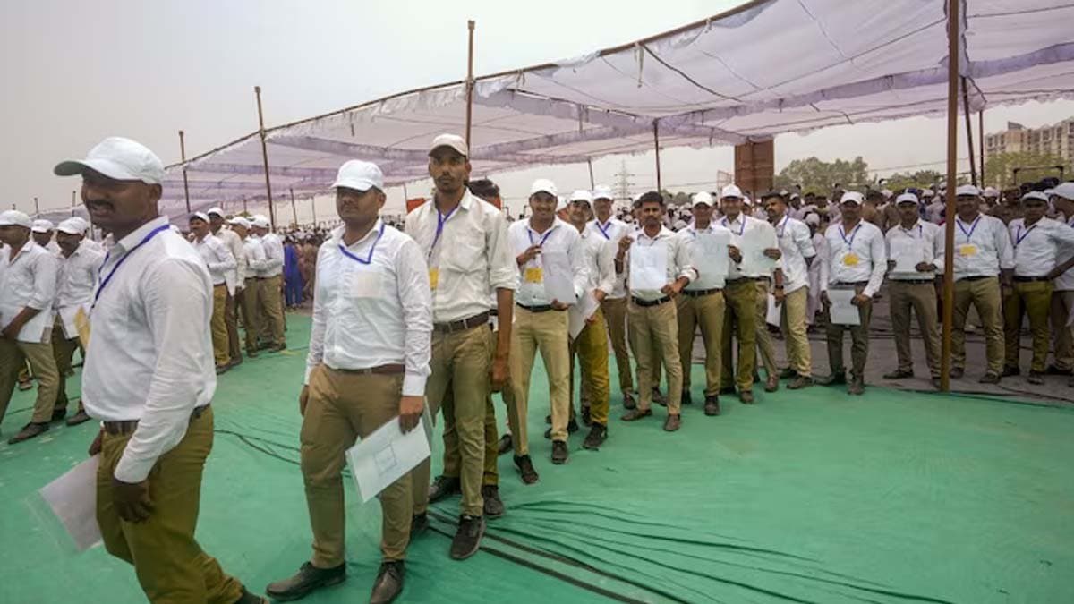 Waking up at four in the morning instead of eight am so the police constable resigned at Utter Pradesh