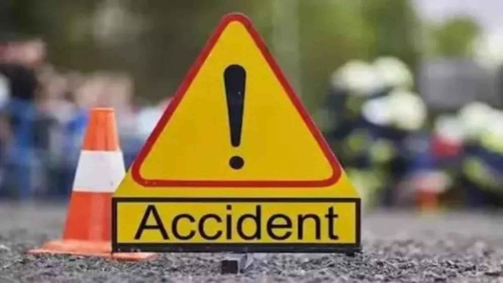 5 Dead As Double Decker Bus Rams Truck On Yamuna Expressway gnr 