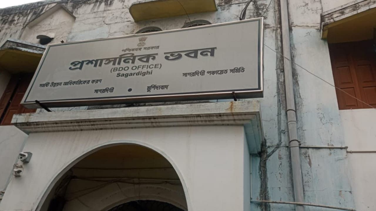  টেন্ডার প্রক্রিয়ায় দুর্নীতির অভিযোগ, সংস্থার বরাত বাতিল করলেন বিডিও