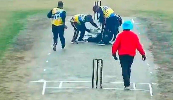 Noida: ক্রিকেট খেলতে খেলতে হার্ট অ্যাটাক, মাঠেই মৃত্যু ইঞ্জিনিয়ারের 