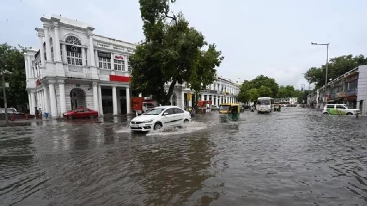 Delhi waterlogged, long traffic jams amid 'red alert' for heavy rain